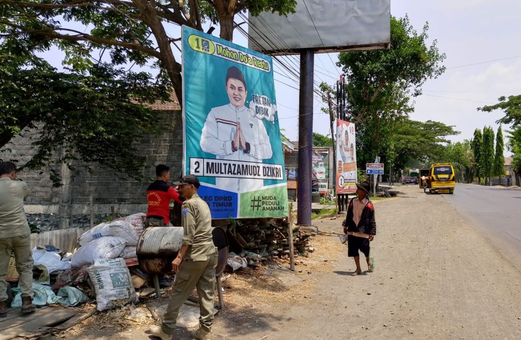 Bawaslu dan Satpol PP Probolinggo Tertibkan Puluhan APS dan APK Tak Berizin