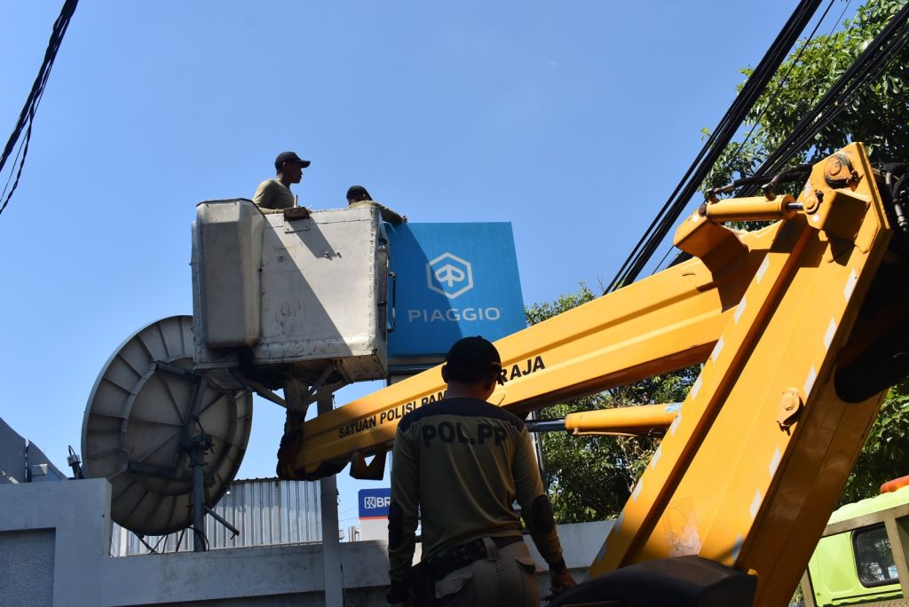 Satpol PP Surabaya Tertibkan 20 Reklame Bermasalah