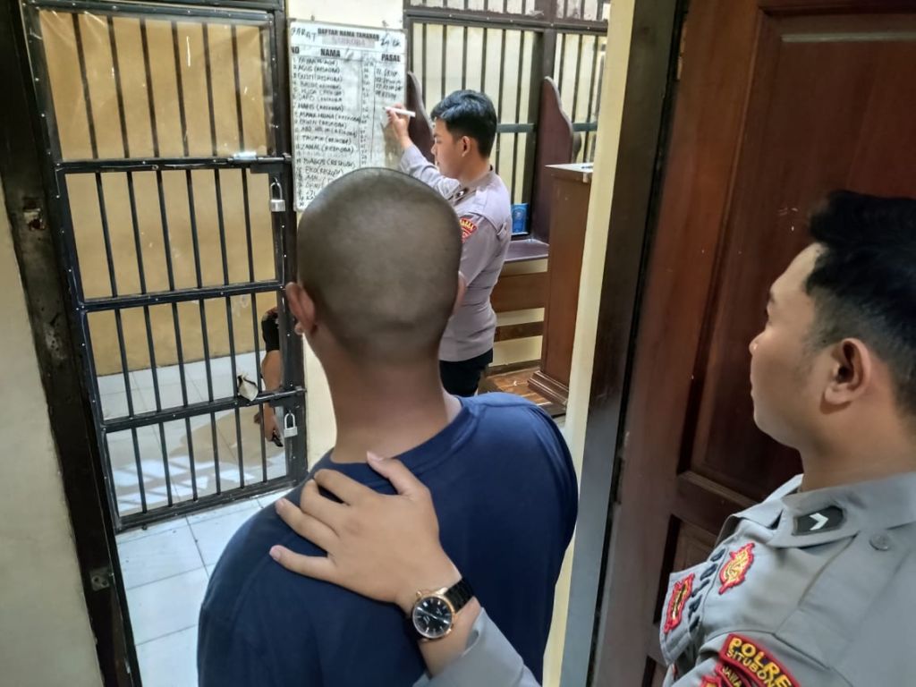 Dua Remaja Situbondo Dikeroyok: Satu Pelaku Ditangkap, Celurit Hingga Jimat Disita