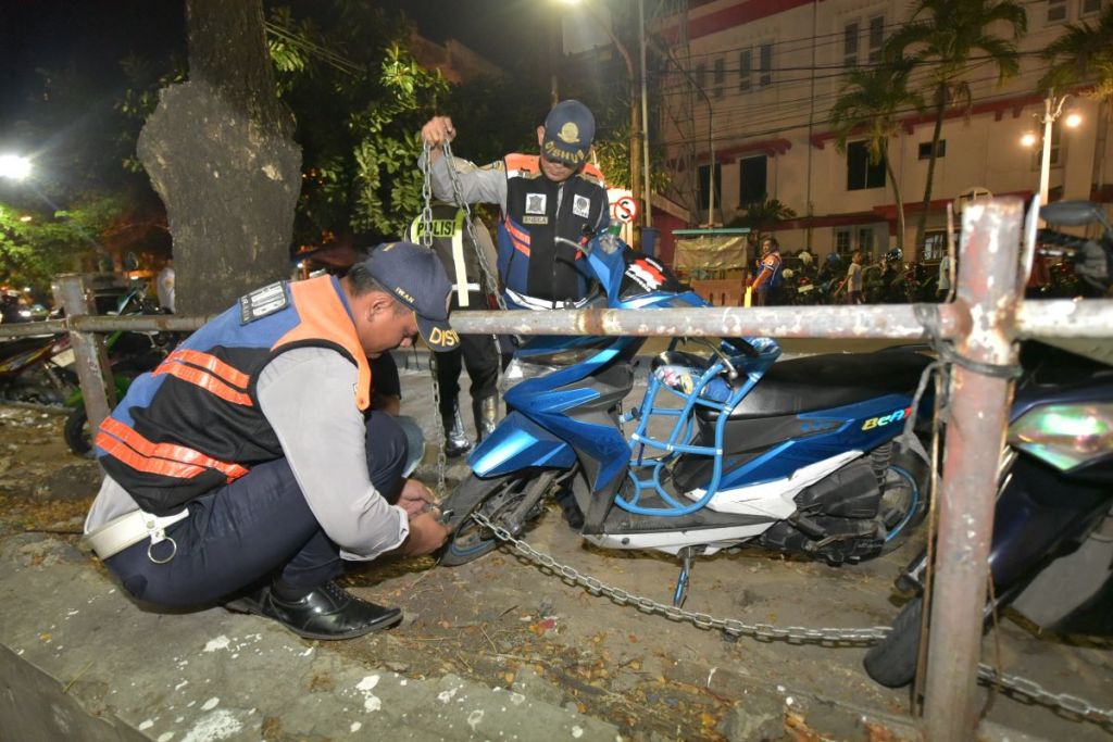Dishub Surabaya Gembok Kendaraan Parkir Sembarangan di Kota Lama