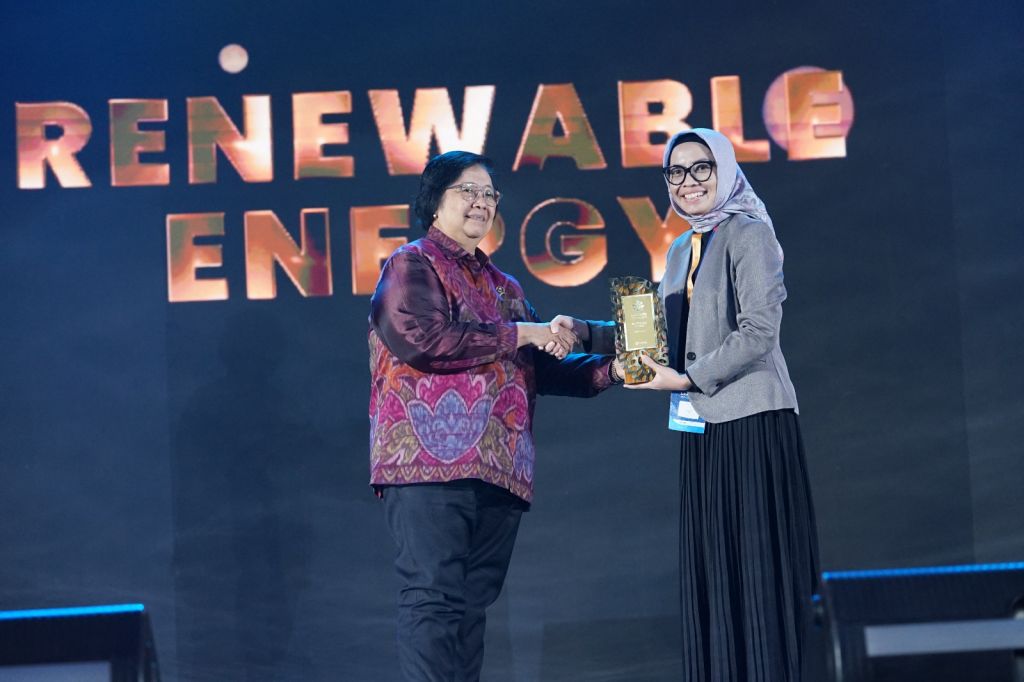 Dirut PLN Terima Penghargaan dalam Ajang Lestari Award 2024