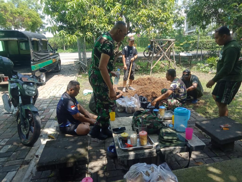 Prajurit Kodim 0832/Surabaya Selatan Menyatu dengan Alam Lakukan Penghijauan