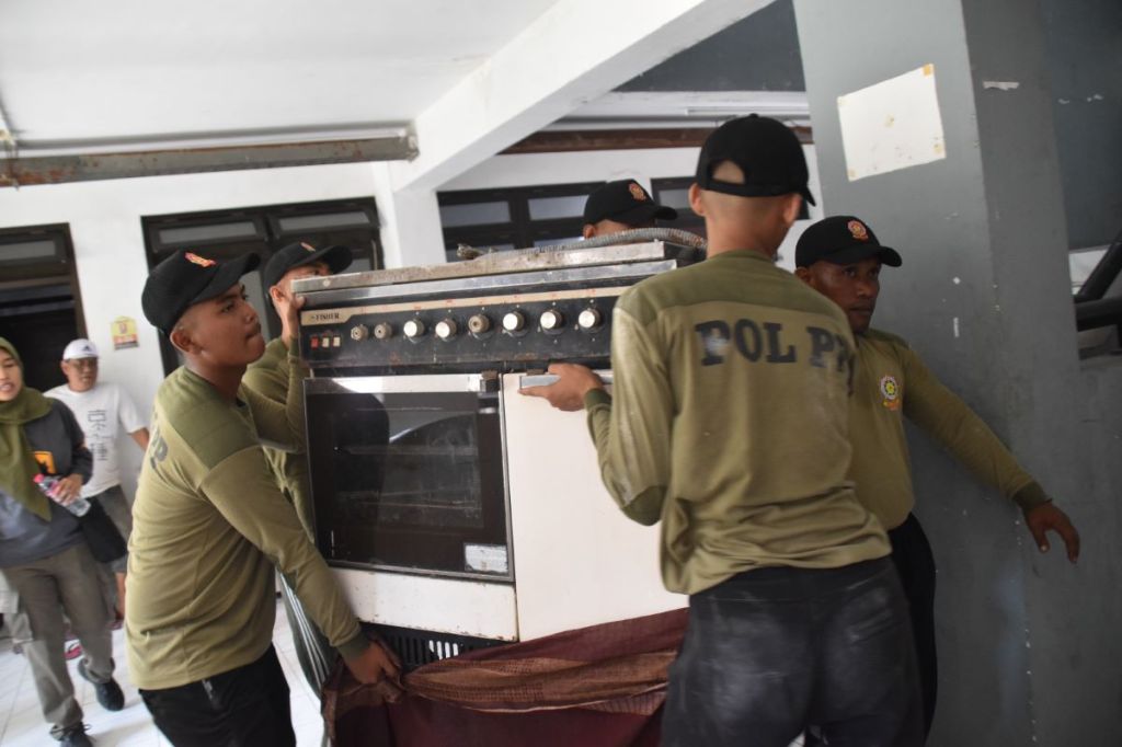 Satpol PP Surabaya Kosongkan Paksa 21 Unit Rusun Romokalisari