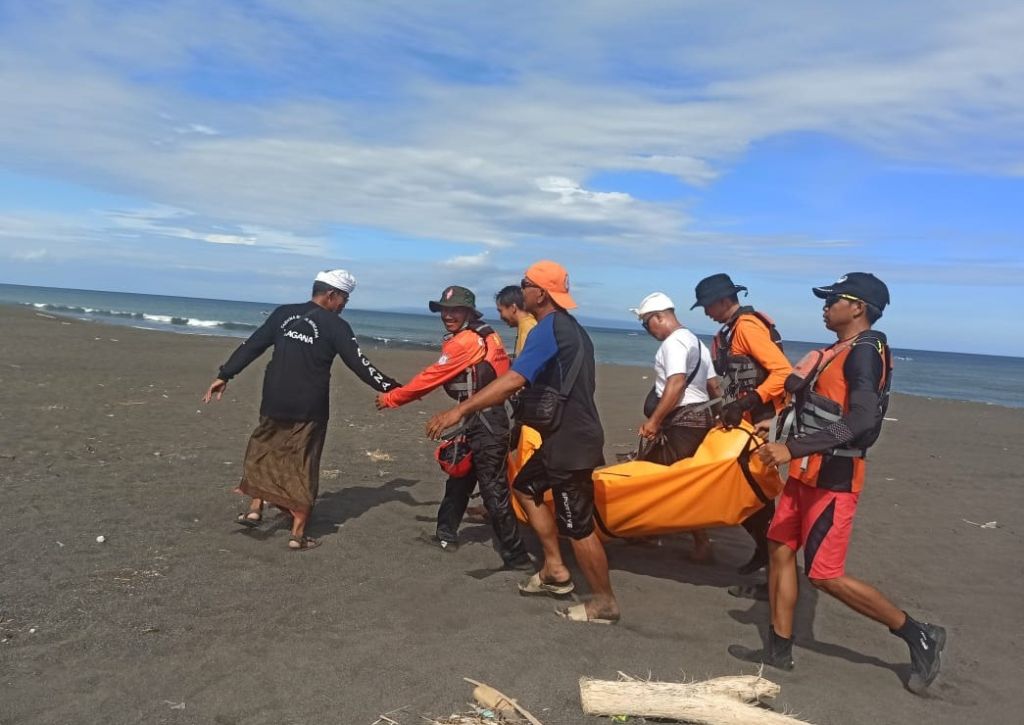 Pria Penjala Ikan Tewas Tergulung Ombak di Pantai Biaung Bali