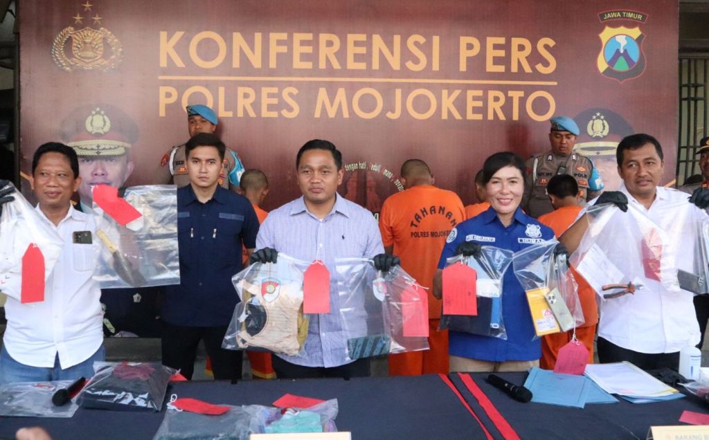 Pria Kediri Tepergok Curi Billboard di Belakang Pos Polisi Kenanten Mojokerto