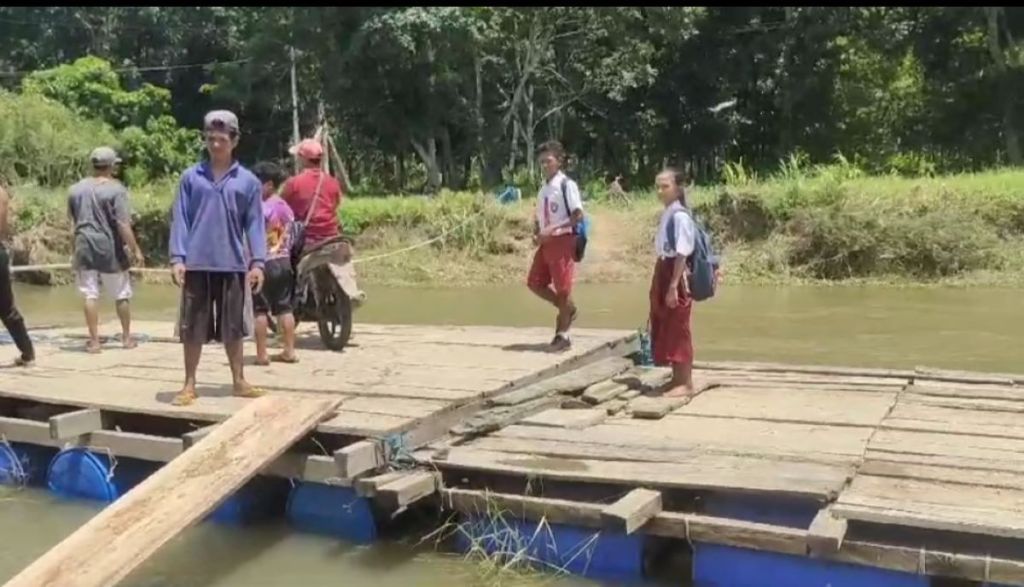 Sungai Meluap, Sejumlah Pelajar SDN 2 Sarongan Banyuwangi Tidak Bisa Pulang