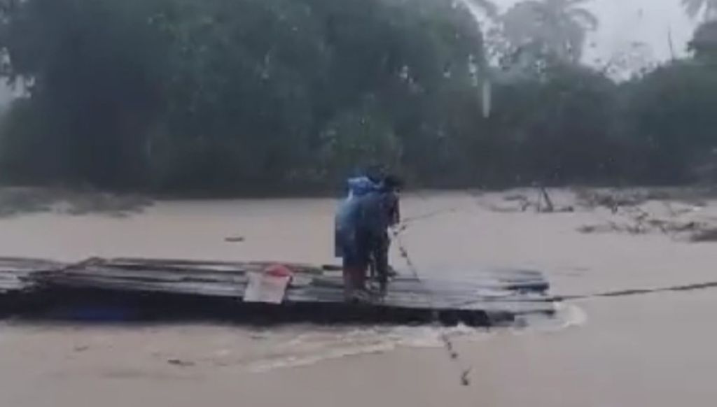 Tali Penyeberangan Getek Jalur Utama Menuju Sukamade Banyuwangi Nyaris Putus
