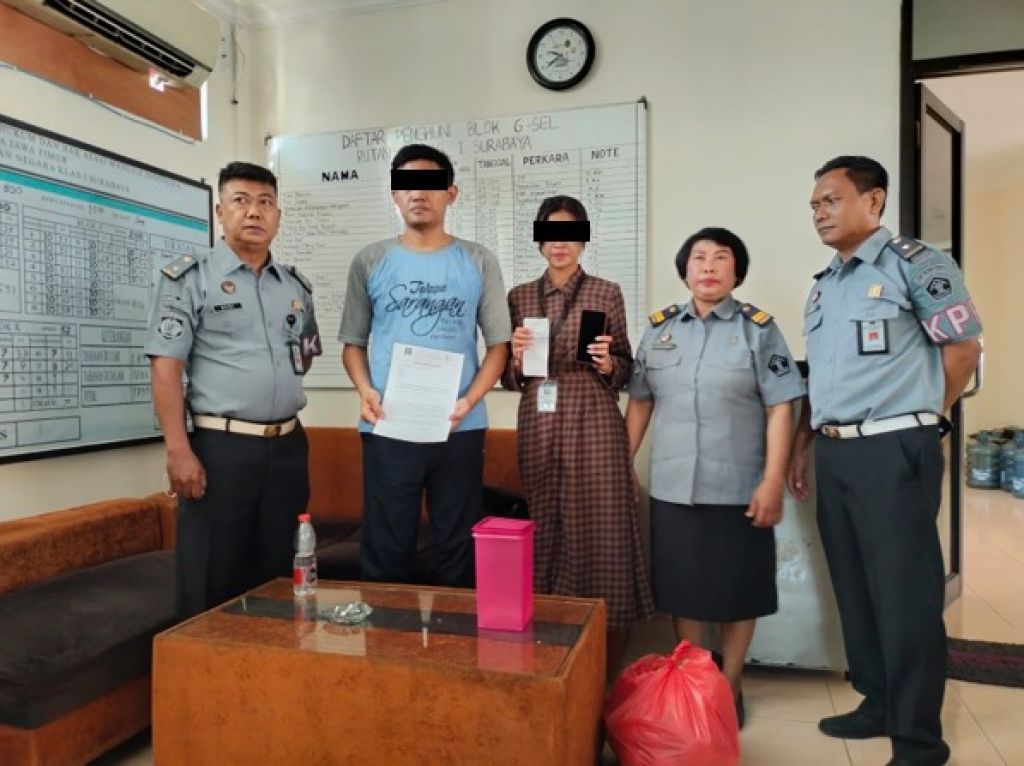 Perempuan ini Nekat Selundupkan Ponsel ke Rutan Surabaya Demi Kakak