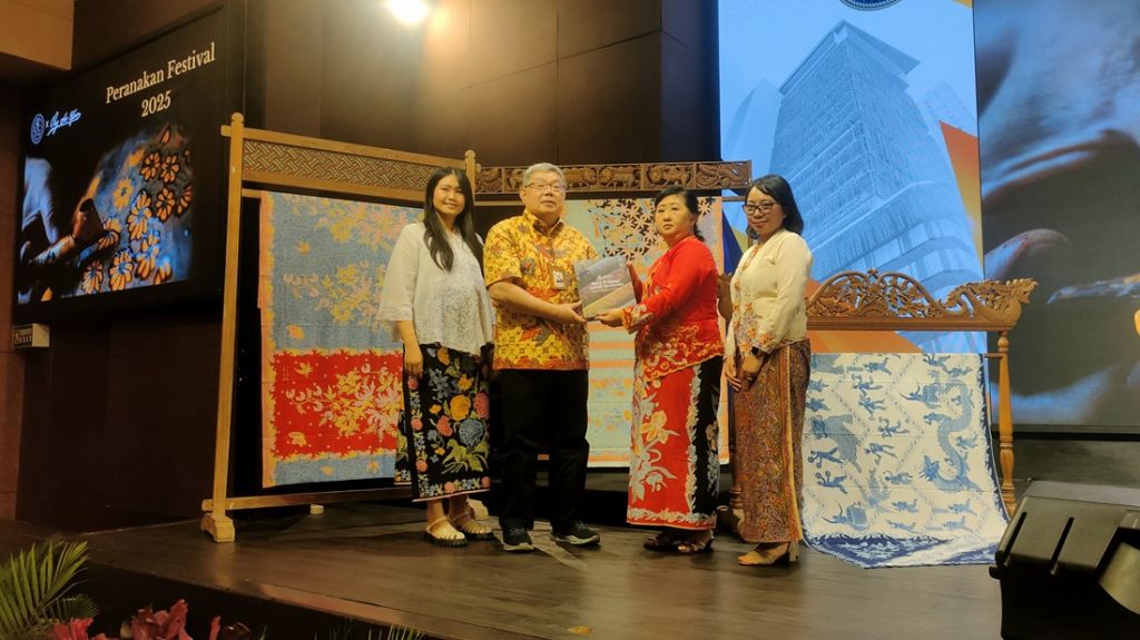Rahasia Batik Oey Soe Tjoen Diungkap dalam Buku 'Dari Pelangi untuk Semesta'