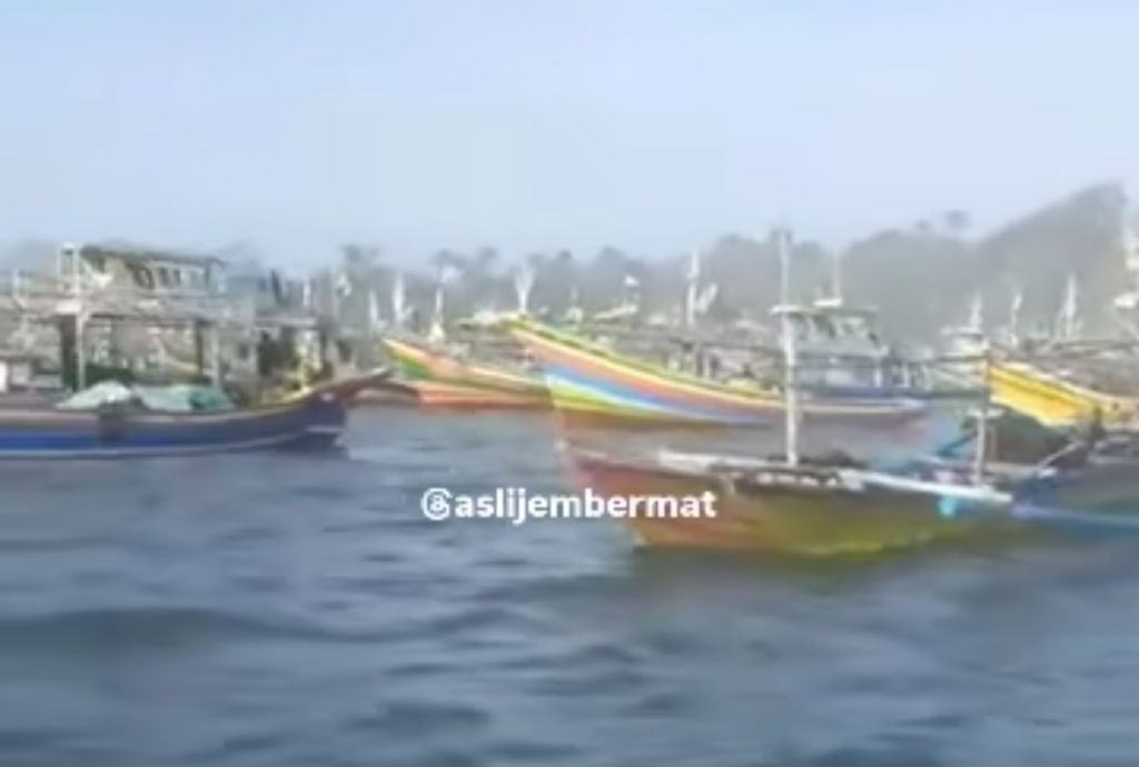 Terhempas Ombak, 8 Perahu di Pantai Papuma Jember Karam