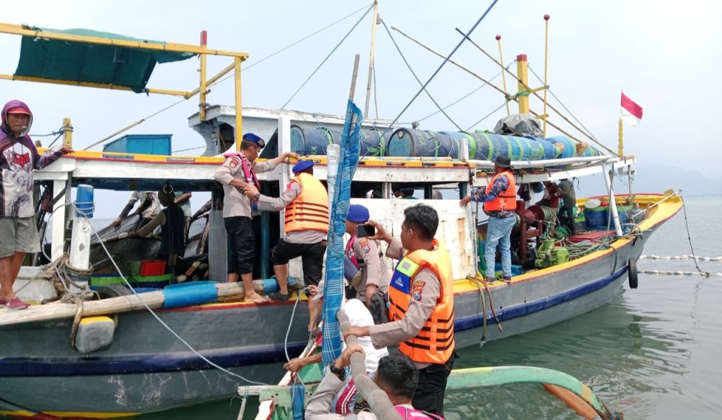 Perahu Motor Penangkap Ikan Asal Probolinggo Langgar Zona Perairan Situbondo