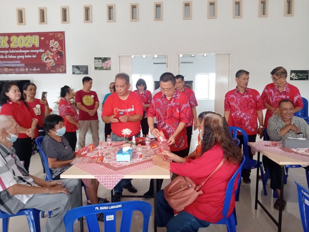 PSMTI Jombang Gandeng JBL Berbagi Angpao dan Sembako Sambut Imlek 2024