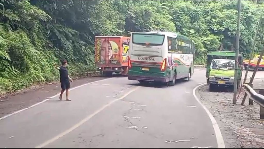 Retakan Jalur Gumitir Jember-Banyuwangi Ditambal, Tidak untuk Roda 6 atau Lebih