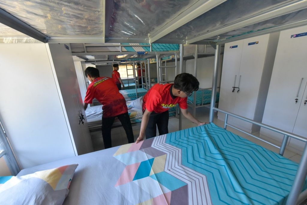 Beda Rumah Ilmu Arek Suroboyo dengan Barak Militer Ala Kang Dedi Mulyadi