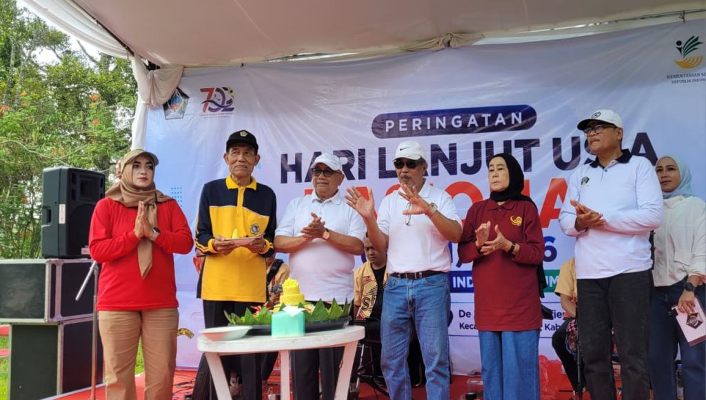 Peringati Hari Lansia Nasional, Pemkab Blitar Salurkan Bantuan dan Dorong Lansia Tetap Produktif