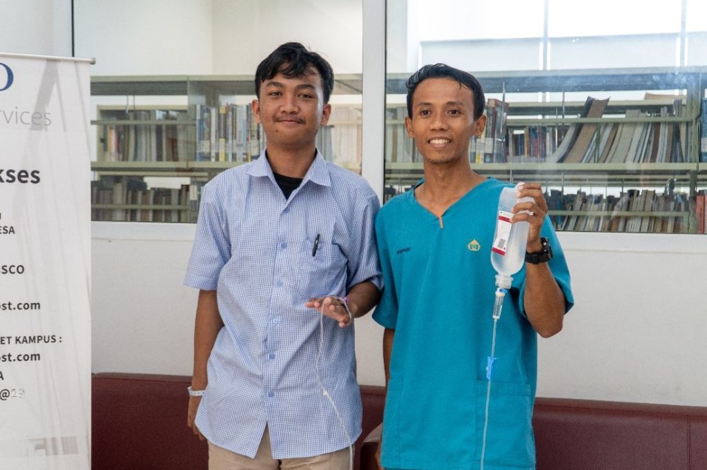 Perjuangan Razzaq Mengikuti UTBK di Unesa, Diinfus dan Didampingi Perawat