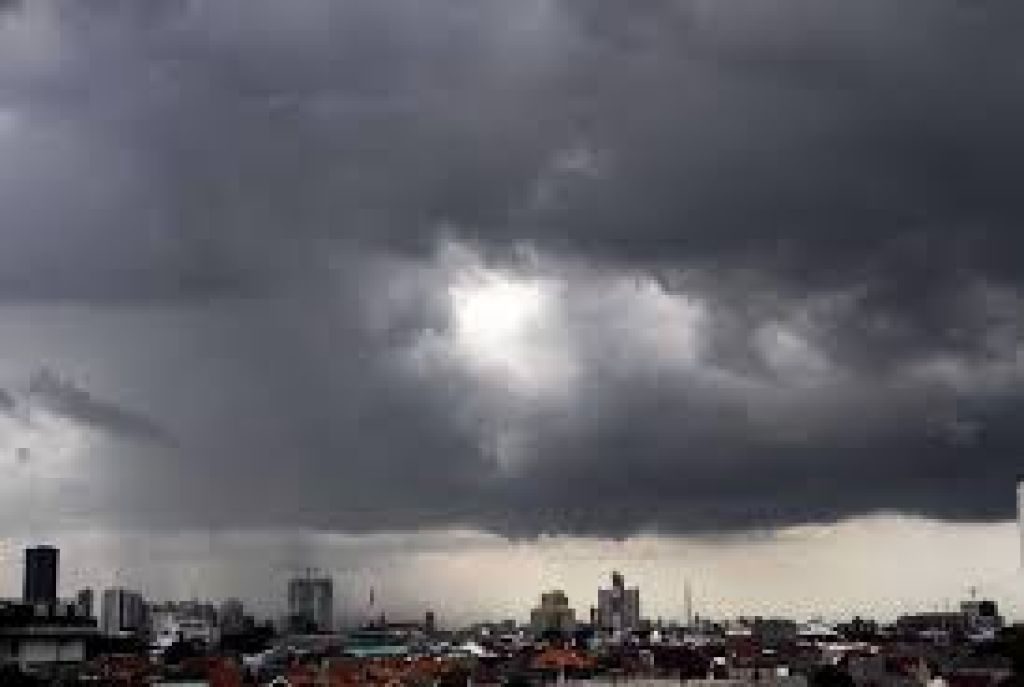 BMKG Juanda Prediksi Hujan Petir Hingga Hujan Ringan Warnai Cuaca Jatim