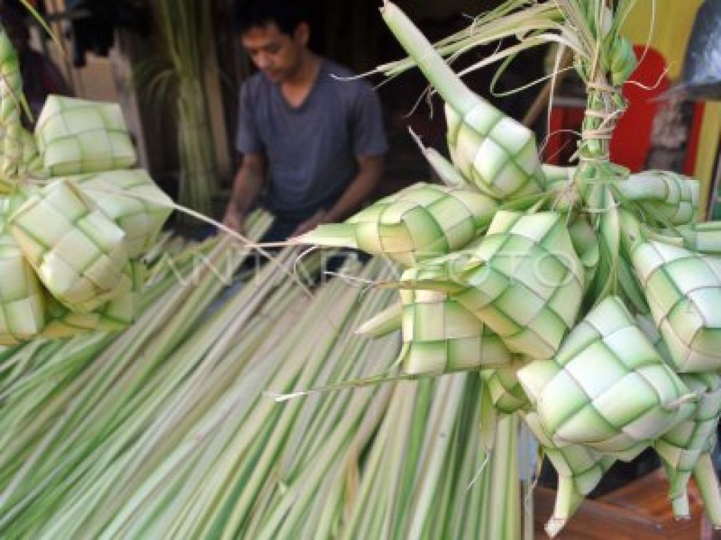 Harga Kulit Ketupat Naik Dua Kali Lipat, Permintaan Jelang Lebaran Membludak