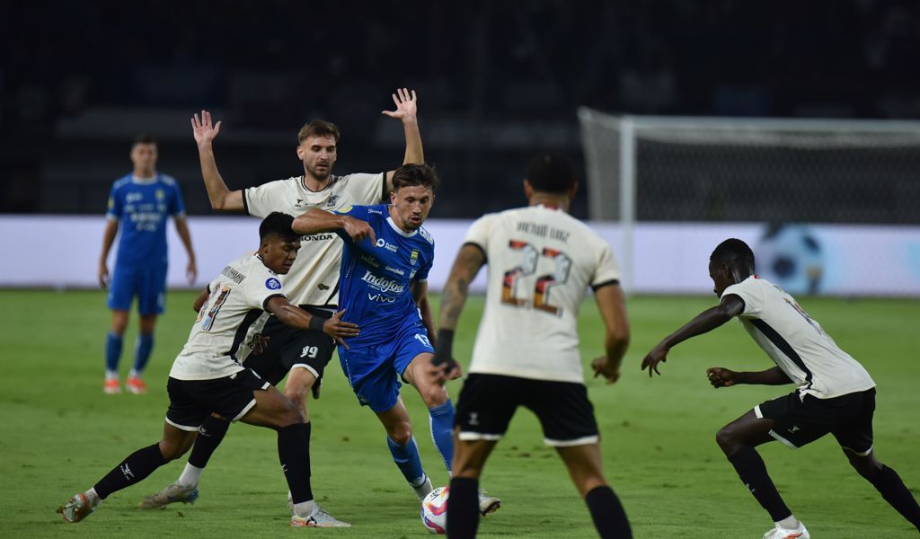 Persib Bandung Semakin Kokoh di Puncak Klasemen Usai Kalahkan PSM Makassar