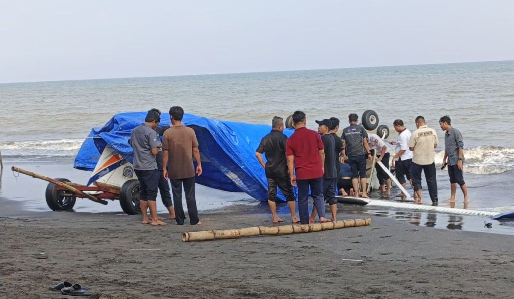 Pesawat Latih Jatuh di Pantai Gumuk Kantong Banyuwangi, Ini Penuturan Saksi Mata
