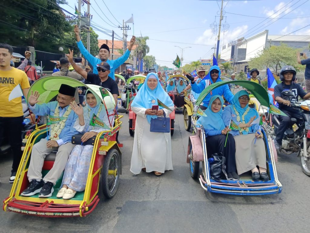 Pasangan Karunia Naik Becak Daftar ke Kantor DPC PPP Situbondo