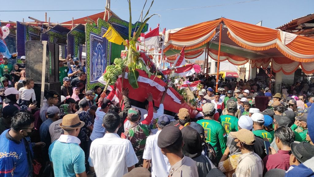 Khofifah dan Ribuan Warga Larung Sesaji dalam Tradisi Petik Laut di Probolinggo