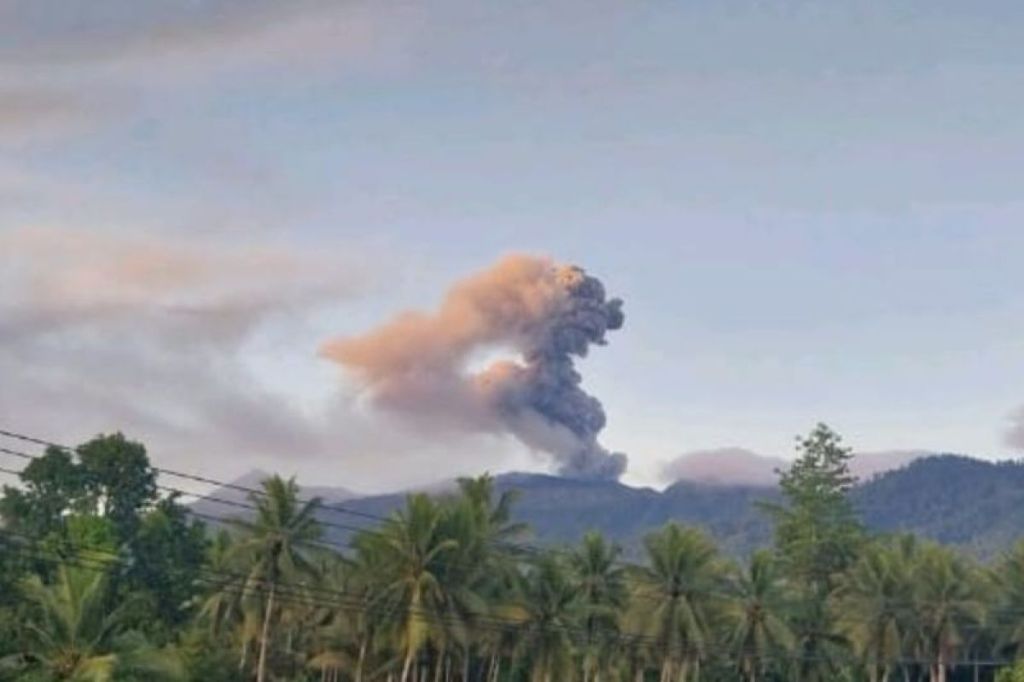 Gunung Dukono Erupsi, Semburkan Abu Setinggi 1.400 Meter