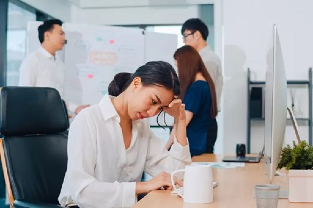 Fenomena Job Hugging dan Tantangan Pekerja di Tengah Ketidakpastian Ekonomi