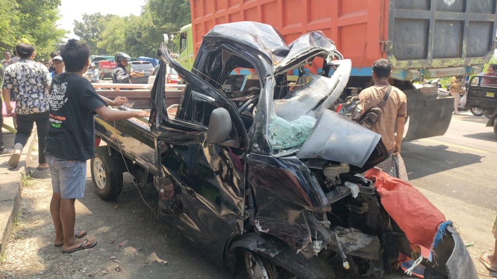 3 Orang Tewas dalam Kecelakaan Pikap Tabrak Truk di Jalur Pantura Probolinggo