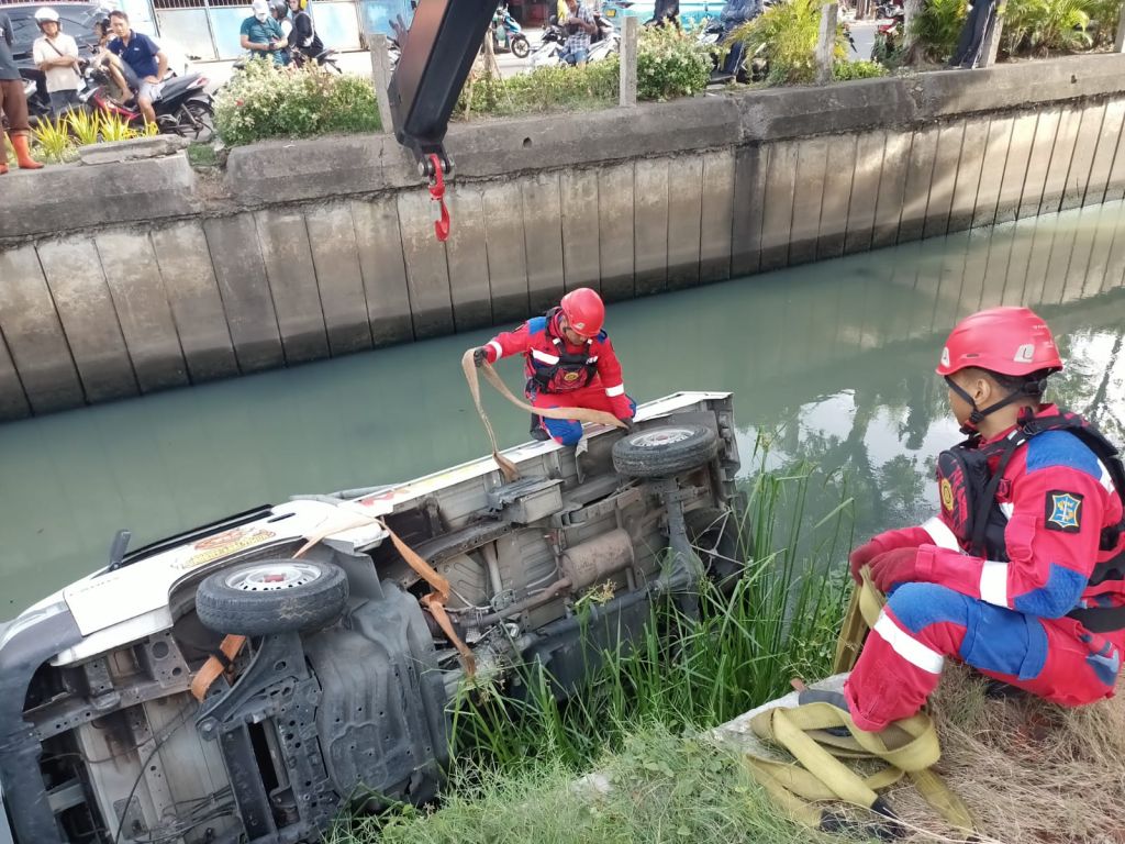 Belajar Mengemudi, Pikap di Surabaya Terjebur ke Sungai