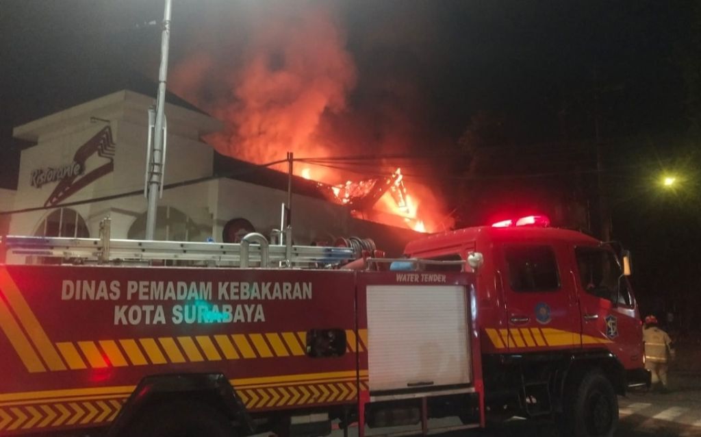 Pizza Hut Raya Darmo Surabaya Terbakar