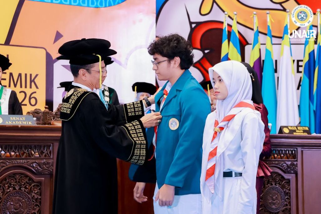 Unair Kukuhkan 9.347 Maba, Ini Pesan Rektor dan Foto-foto Keseruan Upacara PKKMB 2025