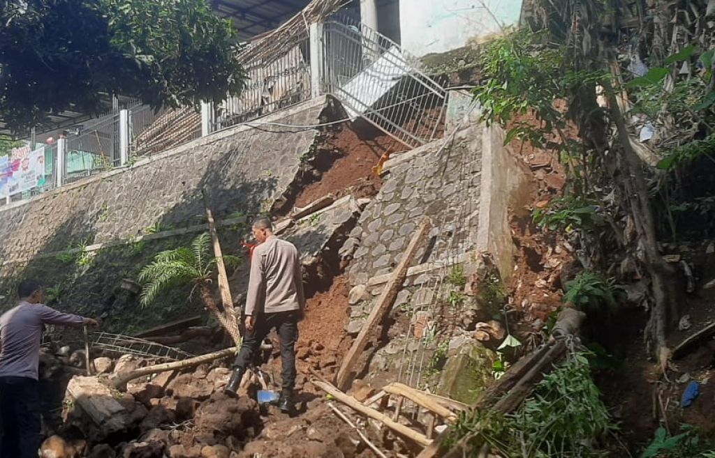 Tukang Bangunan di Situbondo Tewas Tertimpa Plengsengan Ambrol