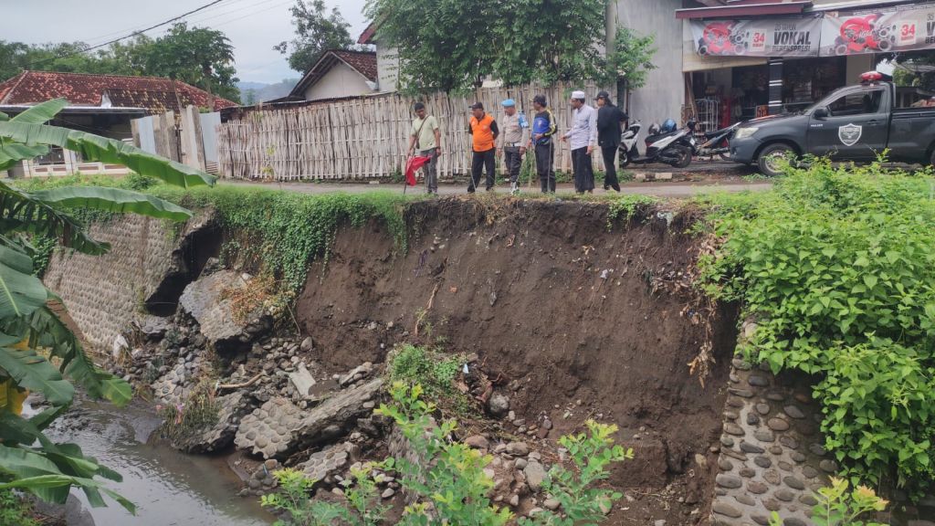 Plengsengan Sungai di Situbondo Ambrol Akibat Banjir