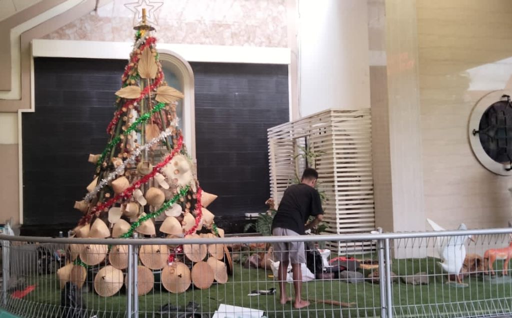 Ketika Jemaat Paroki Kristus Raja Surabaya Bikin Pohon Natal dari Limbah