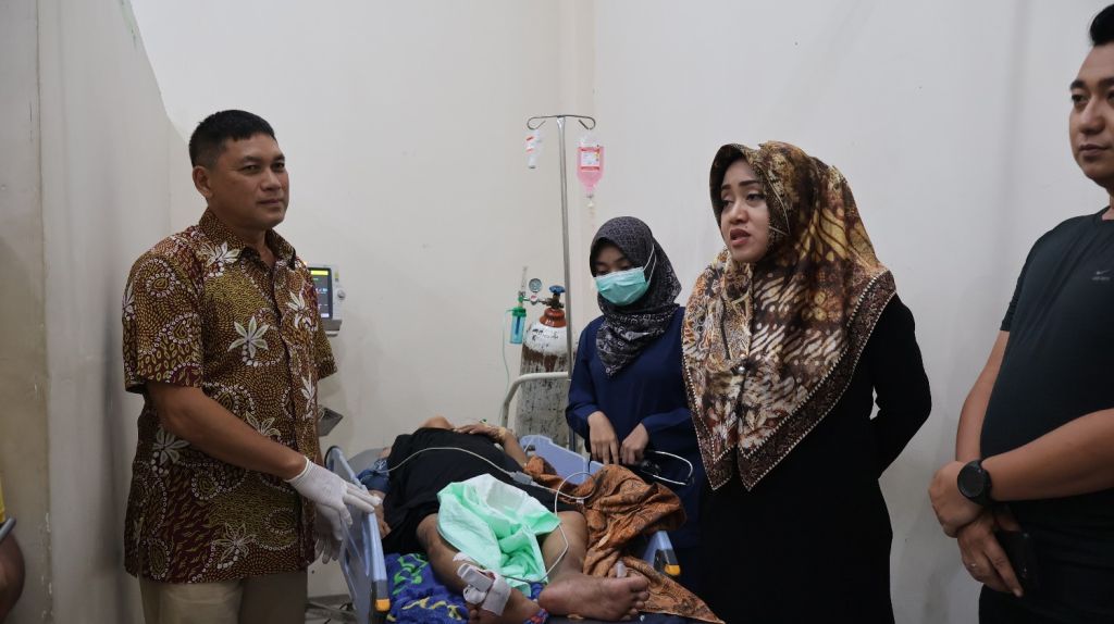 Dua Warga Mojokerto Tertimpa Pohon Tumbang Tersapu Angin Kencang