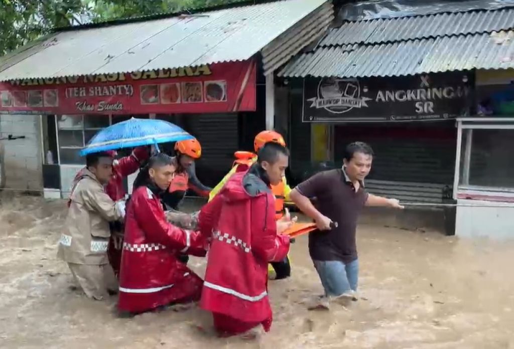 Cerita di Balik Evakuasi Ibu dan Bayi dari Terjangan Banjir Bandang Sukabumi