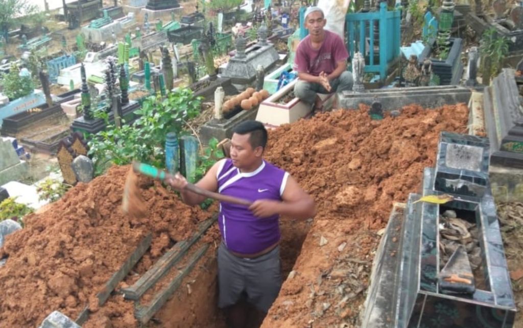 Jalan Mengabdi Bripka Joko Hadi Jadi Penggali Kubur Sukarela