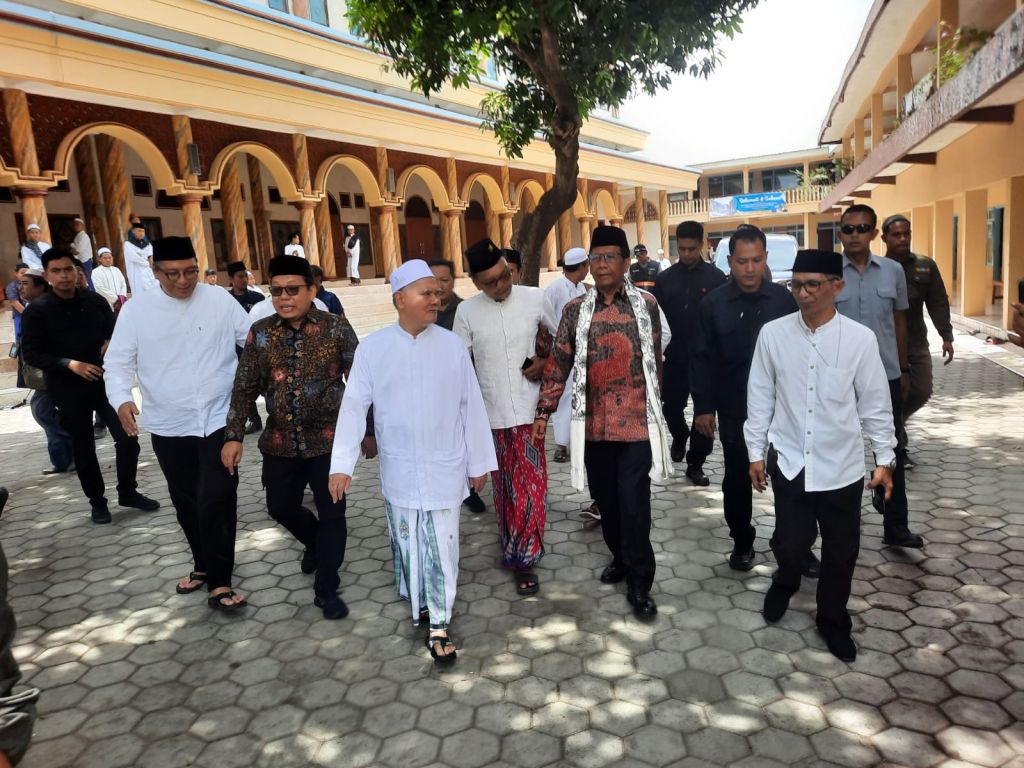 Cawapres Mahfud MD Silaturahim ke Ponpes Sukorejo Situbondo