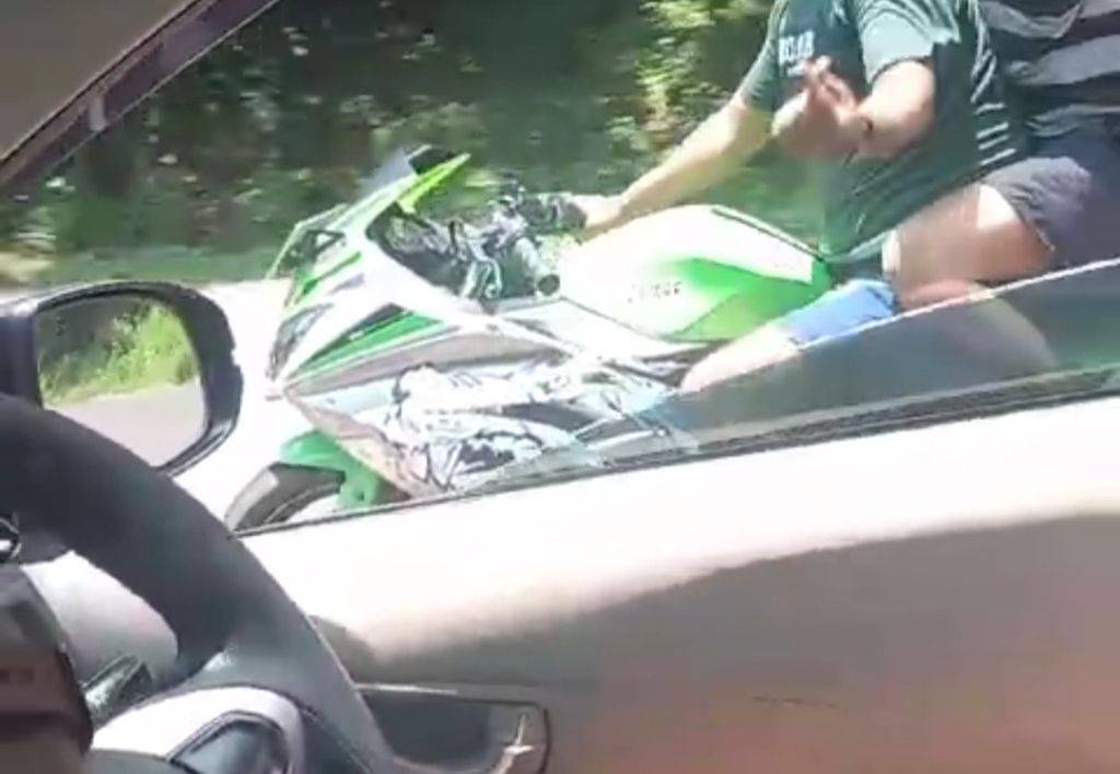 Viral Dua Pria Bermotor Sport Diduga Memalak Pengemudi Mobil