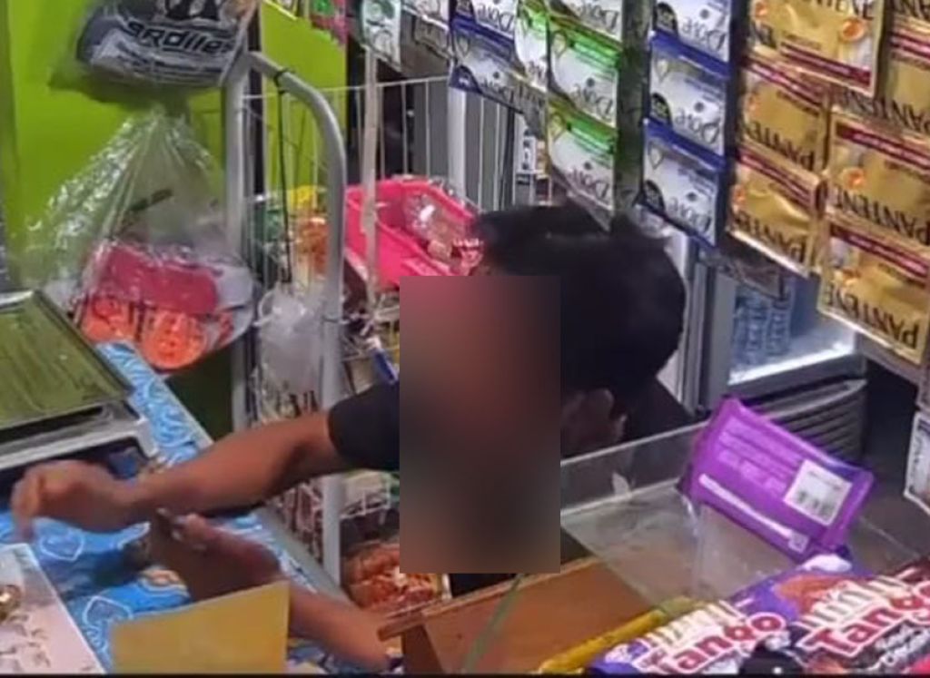 Pria ini Ngacir Bawa 2 Pak Rokok Tanpa Bayar di Toko Madura, Lupa atau Sengaja?