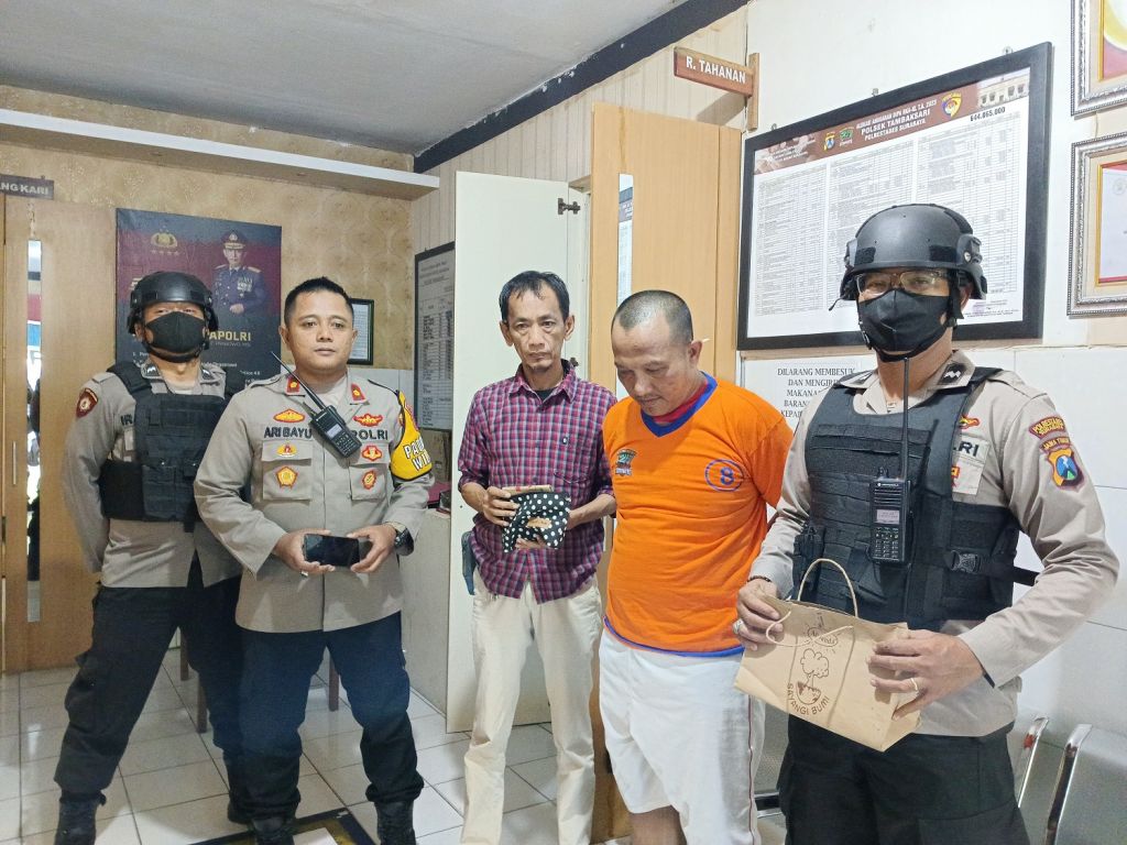 Akhir Petualangan Solih Kelabuhi Para Wanita Penjaga Konter HP di Surabaya
