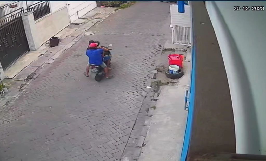 Pria Surabaya Ditusuk Rekannya: Korban Terluka, Anaknya Trauma