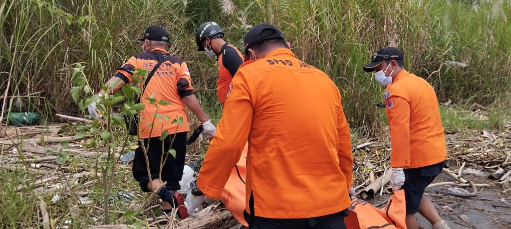 Pria Telanjang Loncat ke Sungai Brantas Jombang Ditemukan Tewas