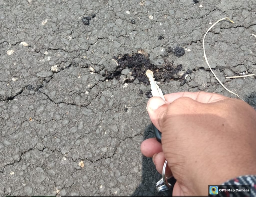 Baru Dua Bulan, Proyek Hotmix Jalan Desa Wonokoyo-Sletreng Situbondo Rusak