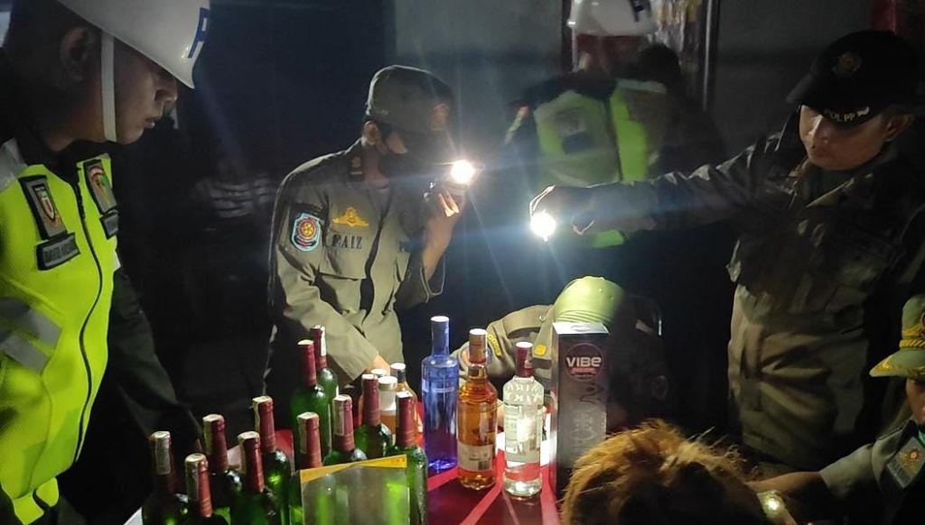 Sisir Warung Karaoke hingga Bar di Mojokerto, Satpol PP Sita Puluhan Botol Miras