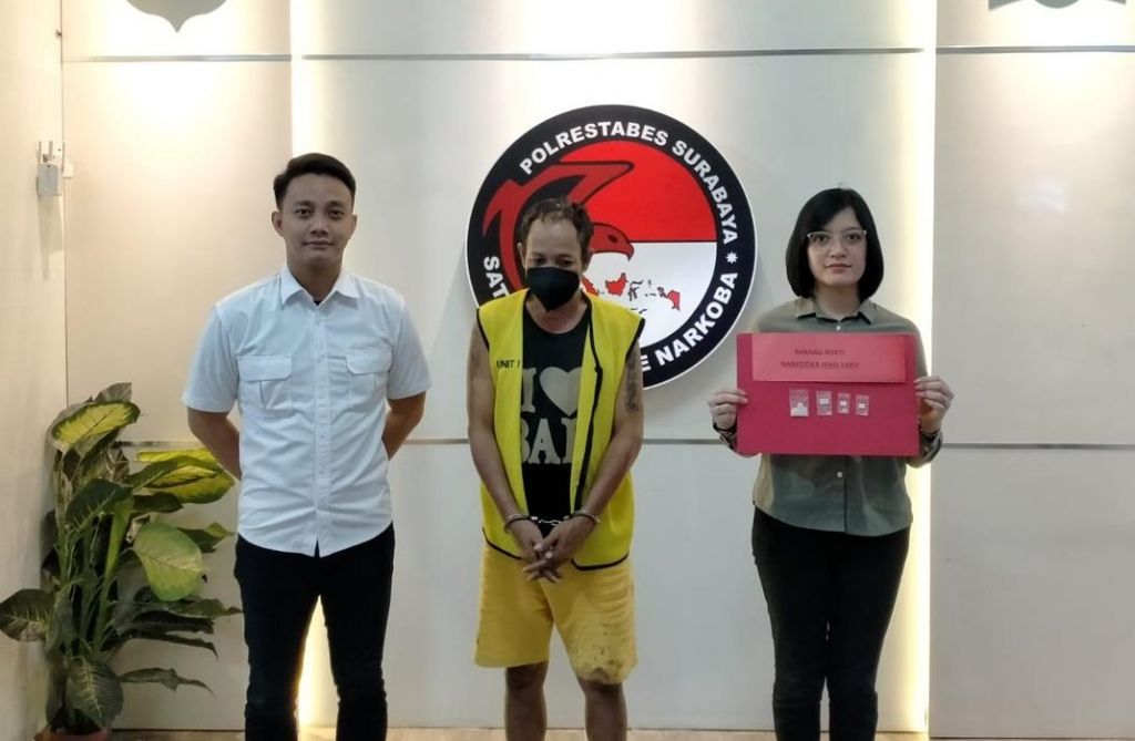 Usai Ambil Sabu di Kuburan, Pengedar Narkoba di Surabaya Digerebek saat Kemas Sabu