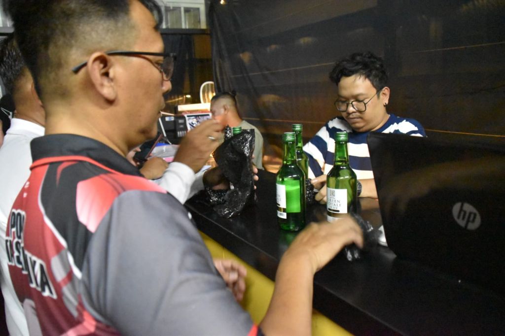 Tetap Beroperasi ketika Ramadan, Toko Miras Bah3nol Digembok Satpol PP Surabaya