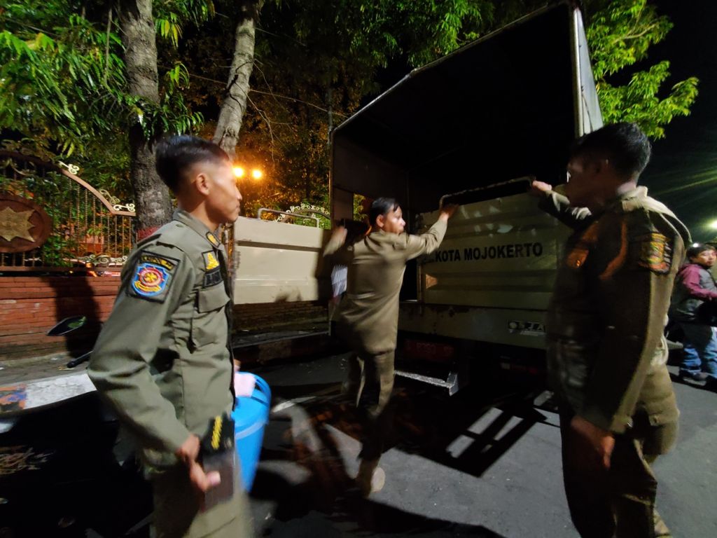 Satpol PP Kota Mojokerto Tertibkan PKL Hingga Gepeng