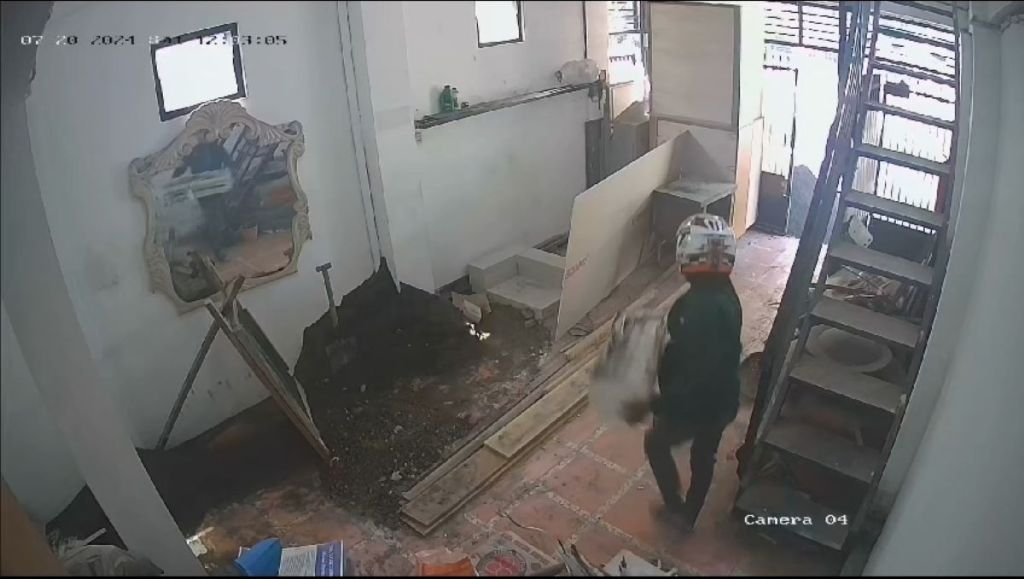 Viral, Waktu Siang Bolong 2 Maling Obok-obok Kos di Surabaya